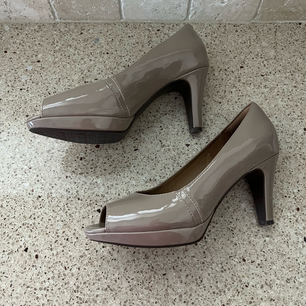 Excellent condition Clark’s Collection Soft Cushion peep toe pumps. - Picture 3 of 7